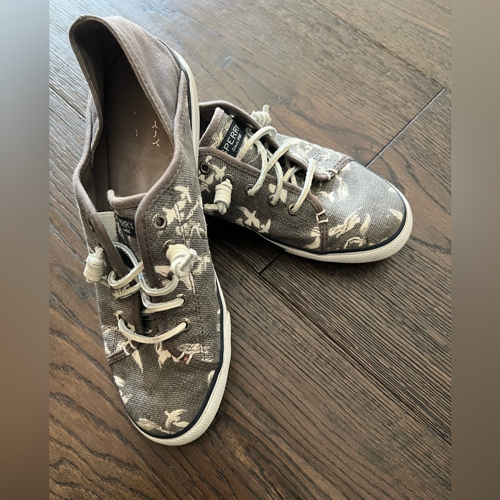 SPERRY Gray Canvas Sneaker with Bird Design Womens Size 9